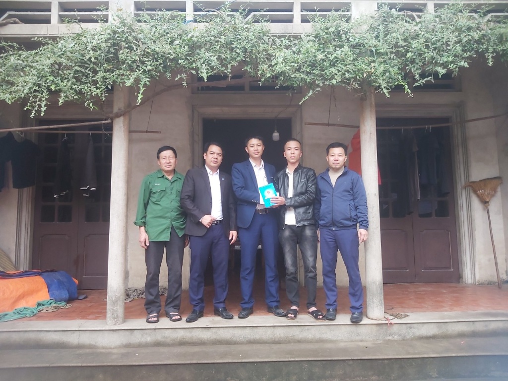 Đảng ủy - HĐND - UBND - MTTQ xã Hoàng Vân tổ chức tới nhà thăm hỏi, tặng quà và động viên tân...